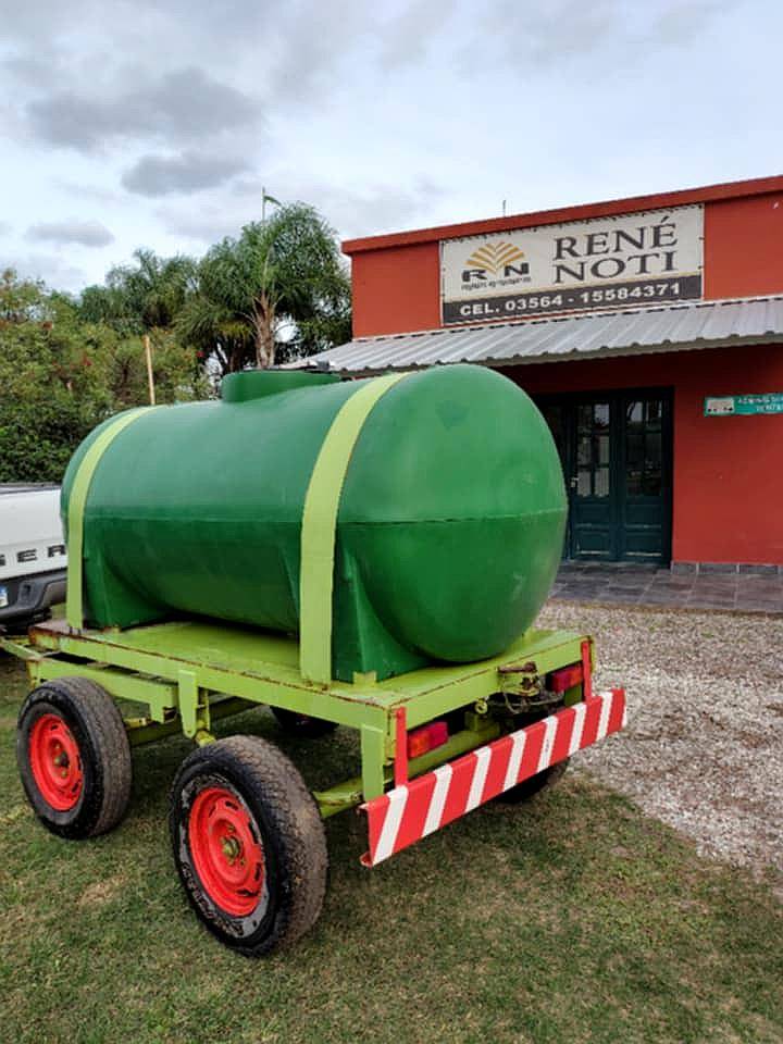 Acoplado de 2 Ejes de 2 Mil Litros de Agua.