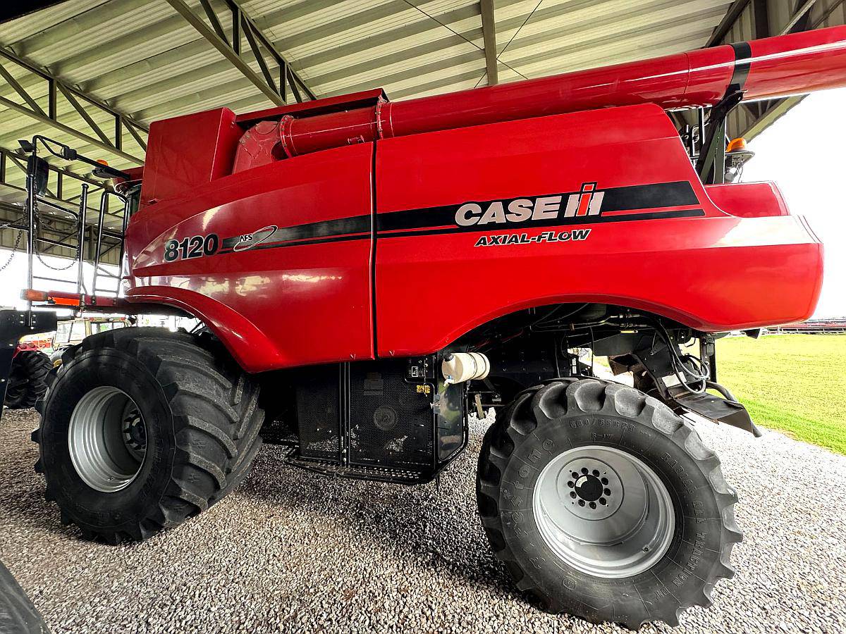 Cosechadora Case IH 8120 año 2011 + Draper Macdon