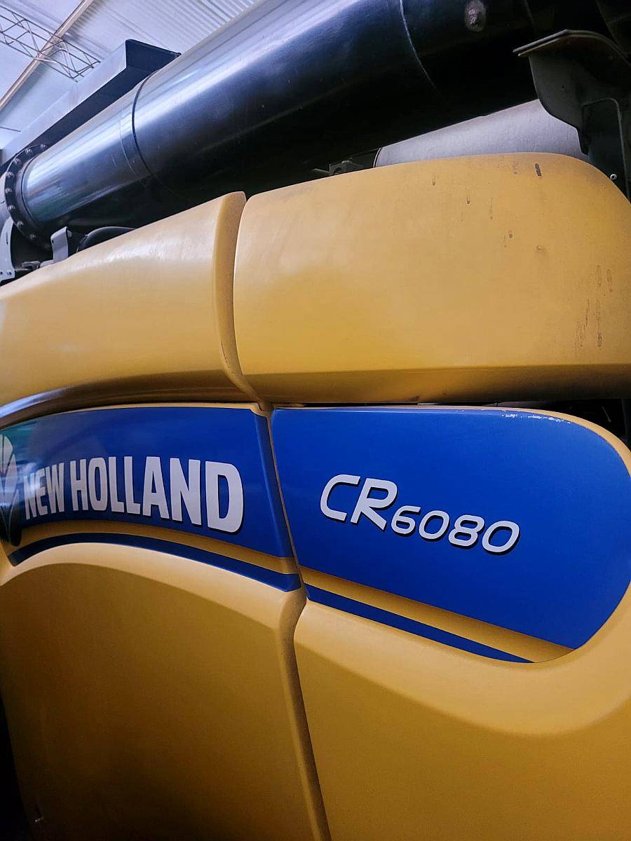 Cosechadora New Holland CR 6080 año 2016 con 30