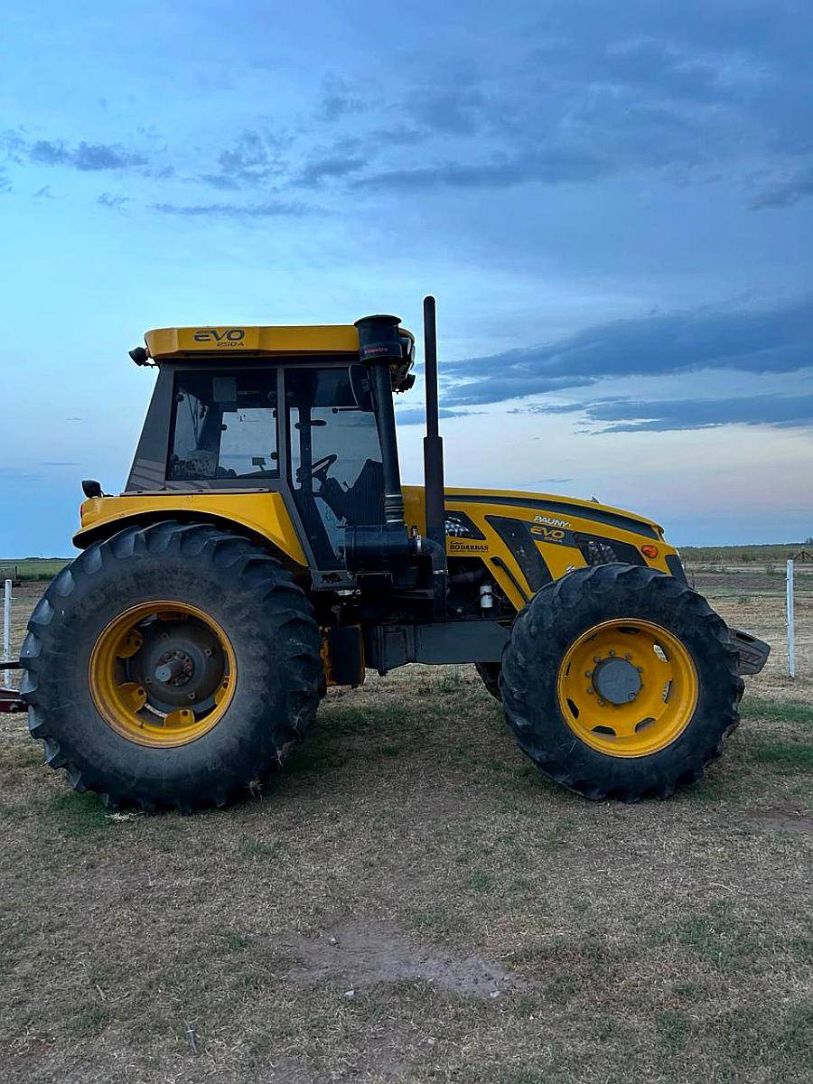 Tractor Pauny 250 año 2018