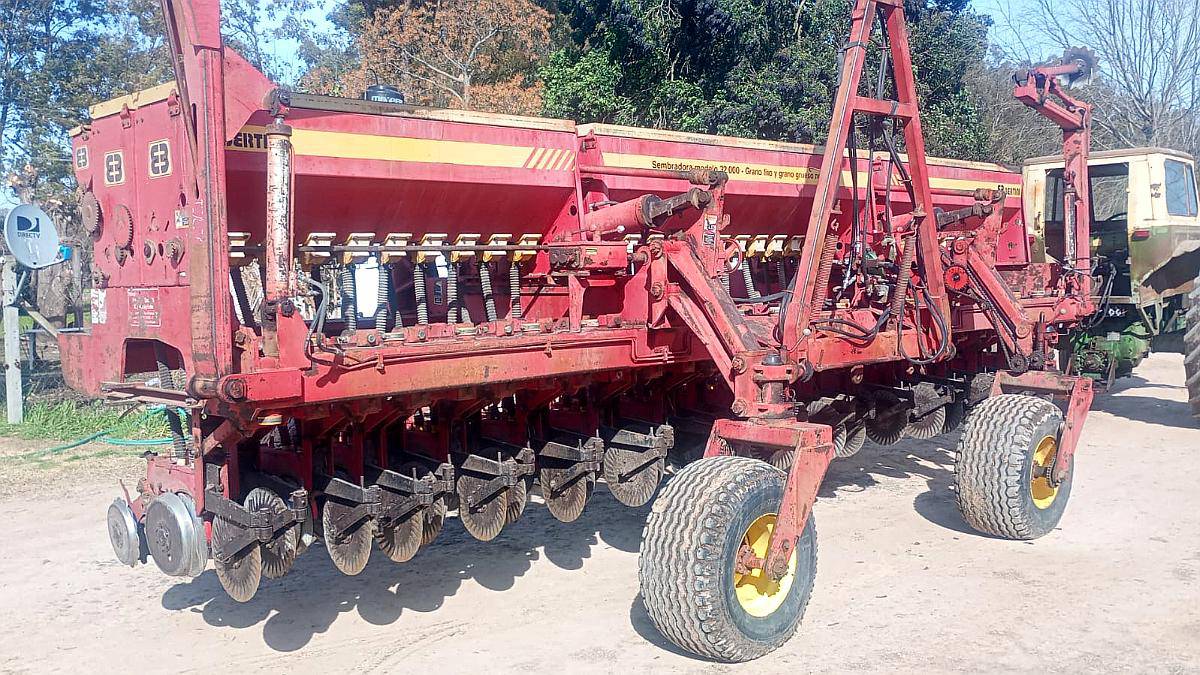 Sembradora Bertini 33 Líneas a 21 cm con Alfalfero