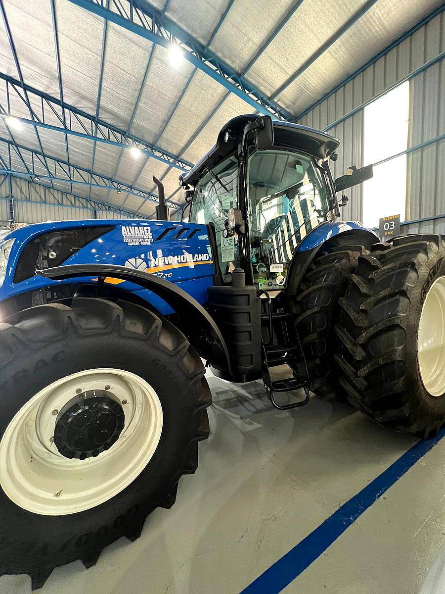 New Holland T7.215/4cd. -