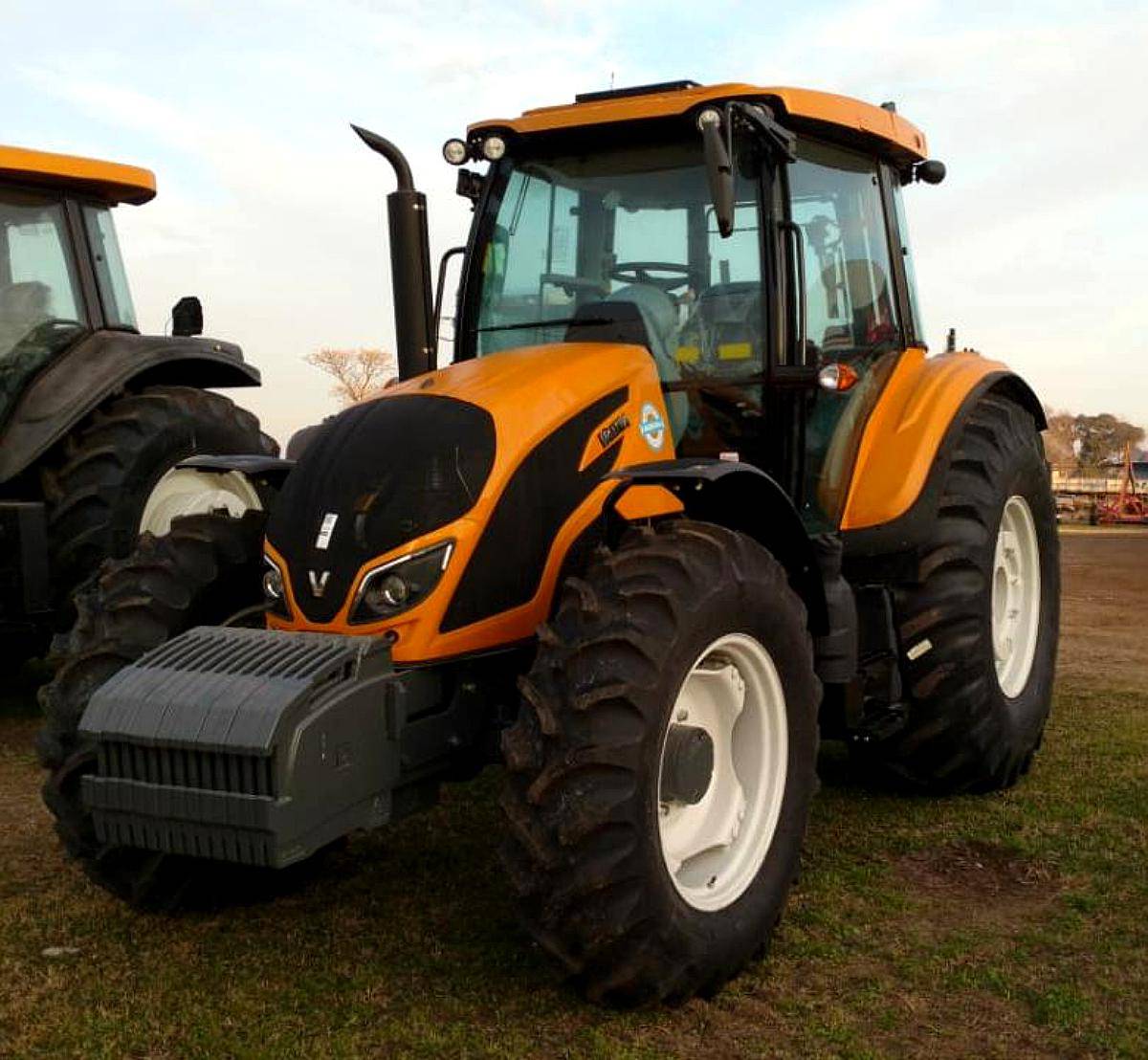 Tractor Valtra A- 144 Hitech