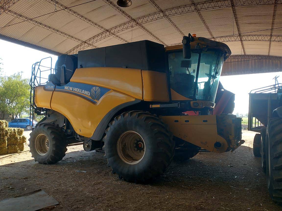Cosechadora New Holland CR 585. año 2022