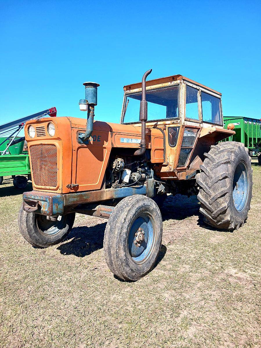 Tractor Fiat 700e con Cabina