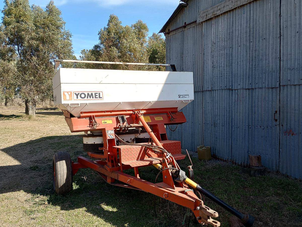 Fertilizadora Yomel Control 3000 Kg 26mts Balnaza