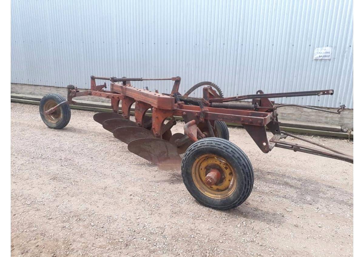 Arado 4 Rejas. Chañar. Fusible. Rueda Giratoria