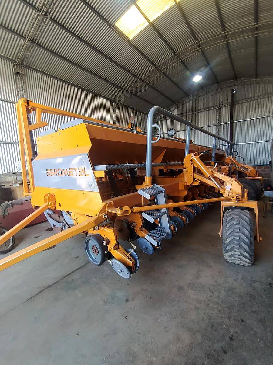 Sembradora Agrometal TX Mega de 16 Lineas a 52cm Neumatica