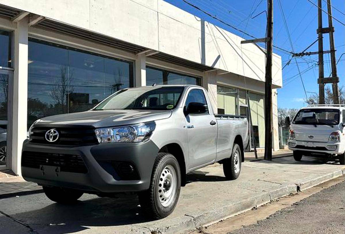 Toyota Hilux C/simple 2.4 TDI 4X4 0km MY2025 Orio Hnos