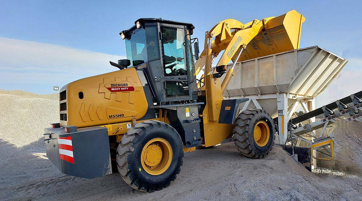 Michigan M55 HD, Motor Yunnei 100hp, Balde de 1,5m.