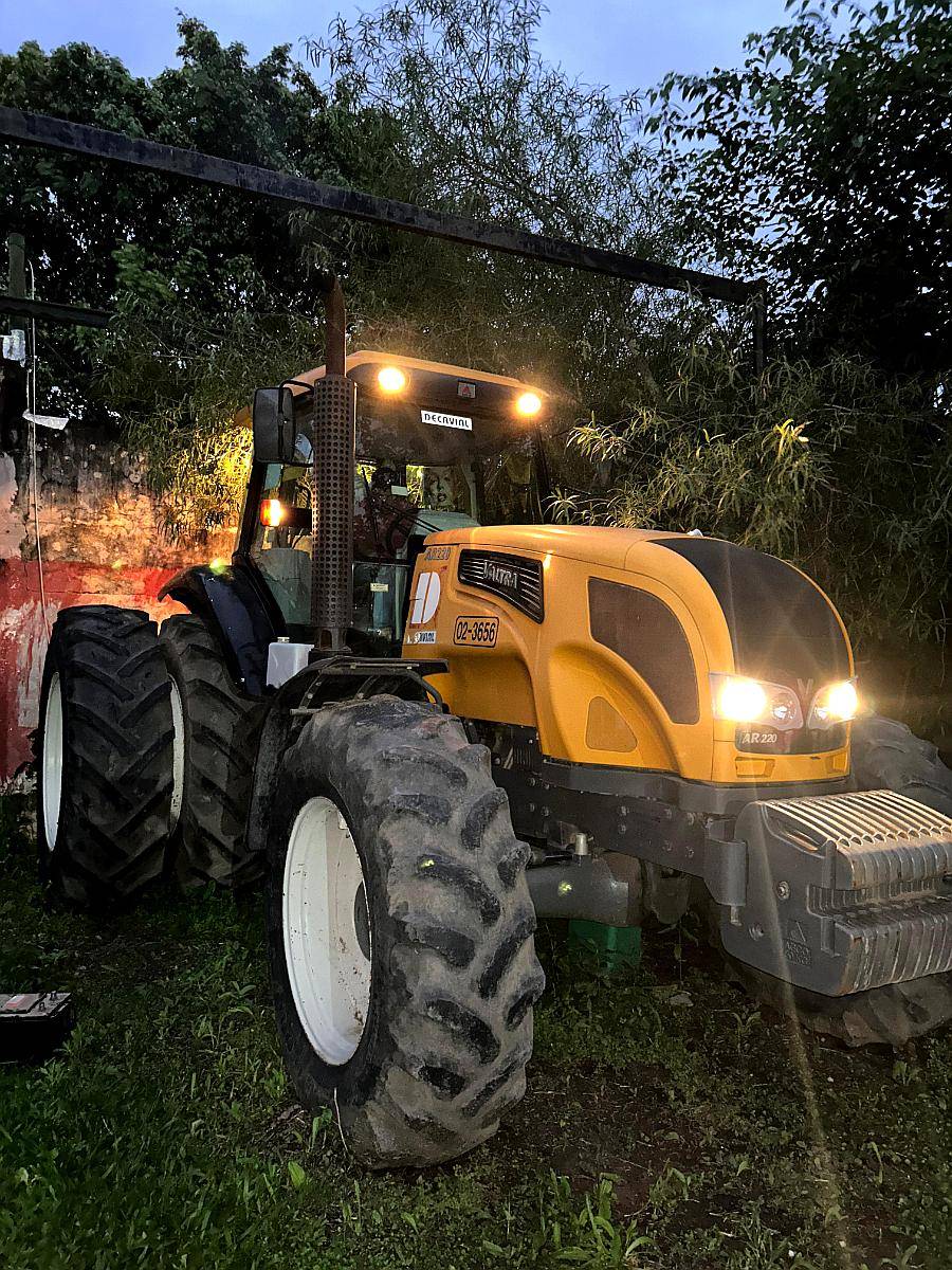 Tractor Valtra Ar220k MOD2017