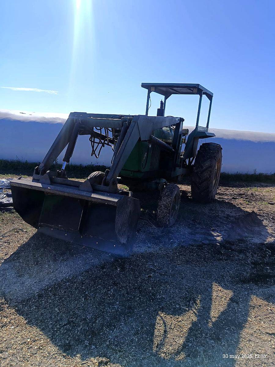 John Deere 2420 con Pala