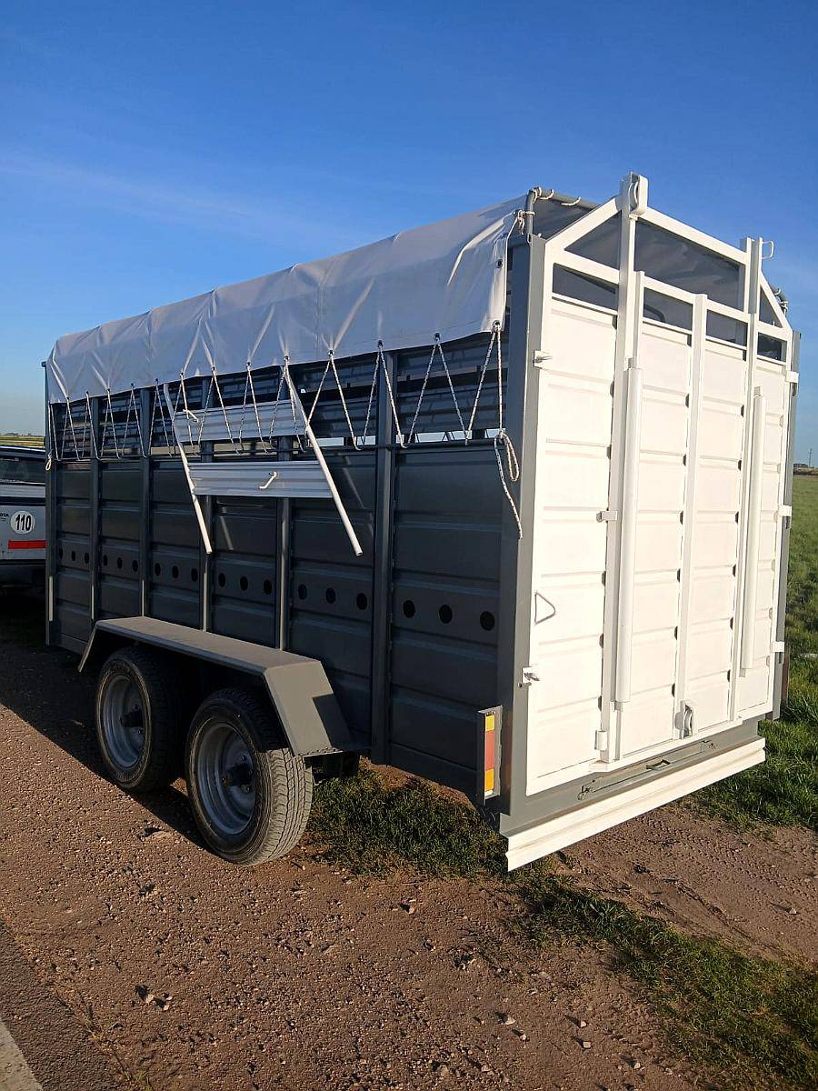 Acoplado 2X4 con Puerta Escape