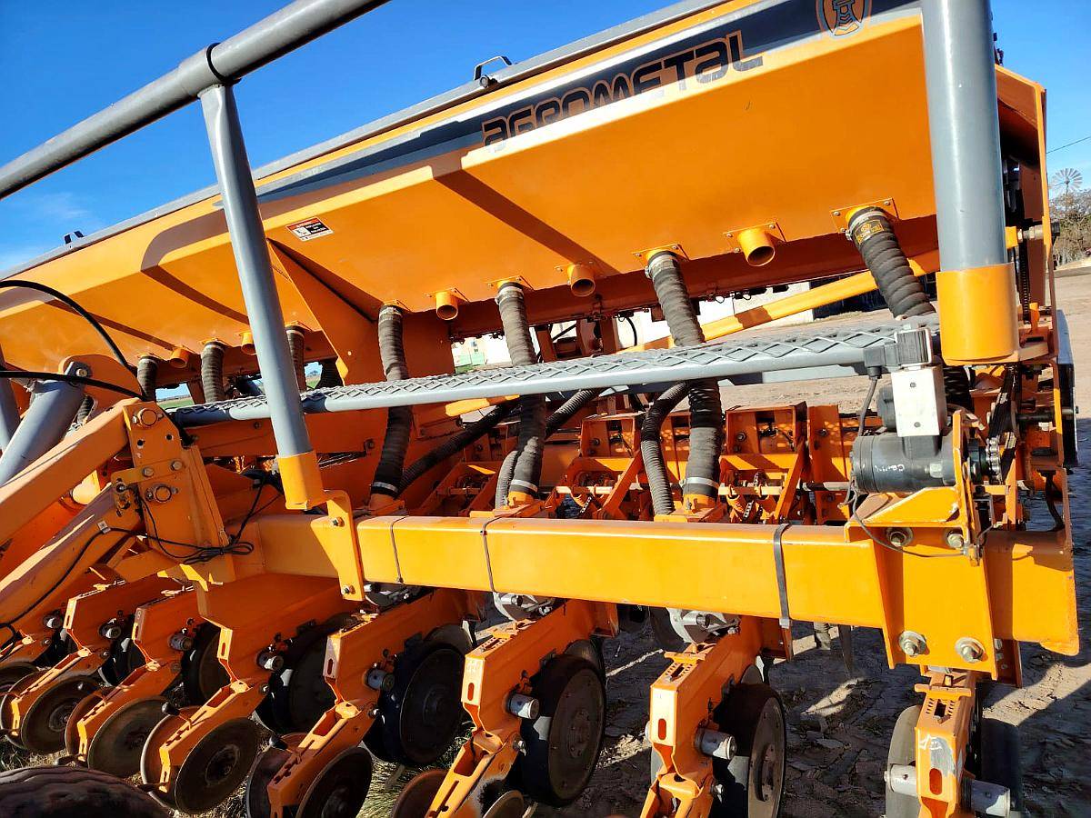 Sembradora de 16 Surcos a 52 cm Neumatica, Marca Agrrometal