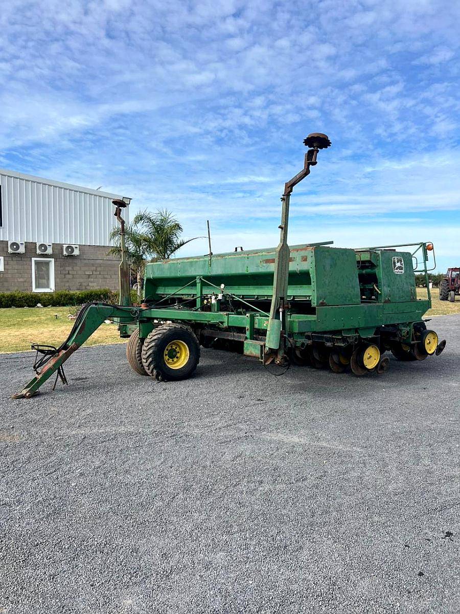Sembradora John Deere de 25 Líneas a 17.5 con Alfalfero