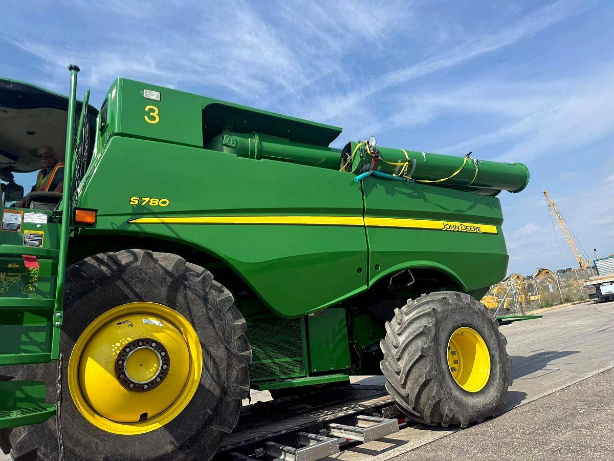 John Deere S780 con Draper de 45 Pies con Piloto