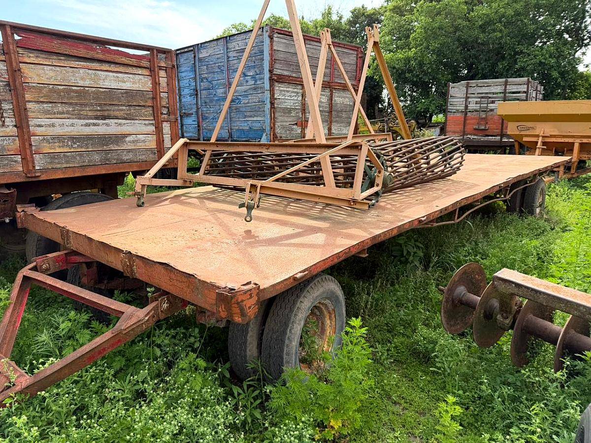 Acoplado Playo de 7,40x2,50 con Barandas Volcables