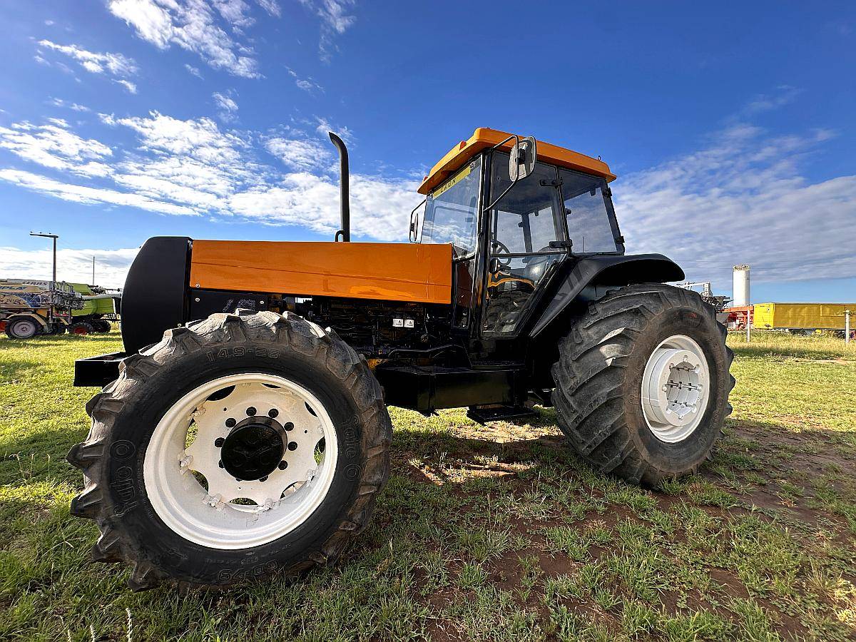 Tractor Valtra BH140 año 2004