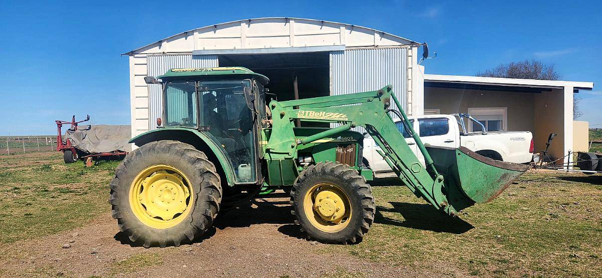 Tractor John Deere 5603 con Pala