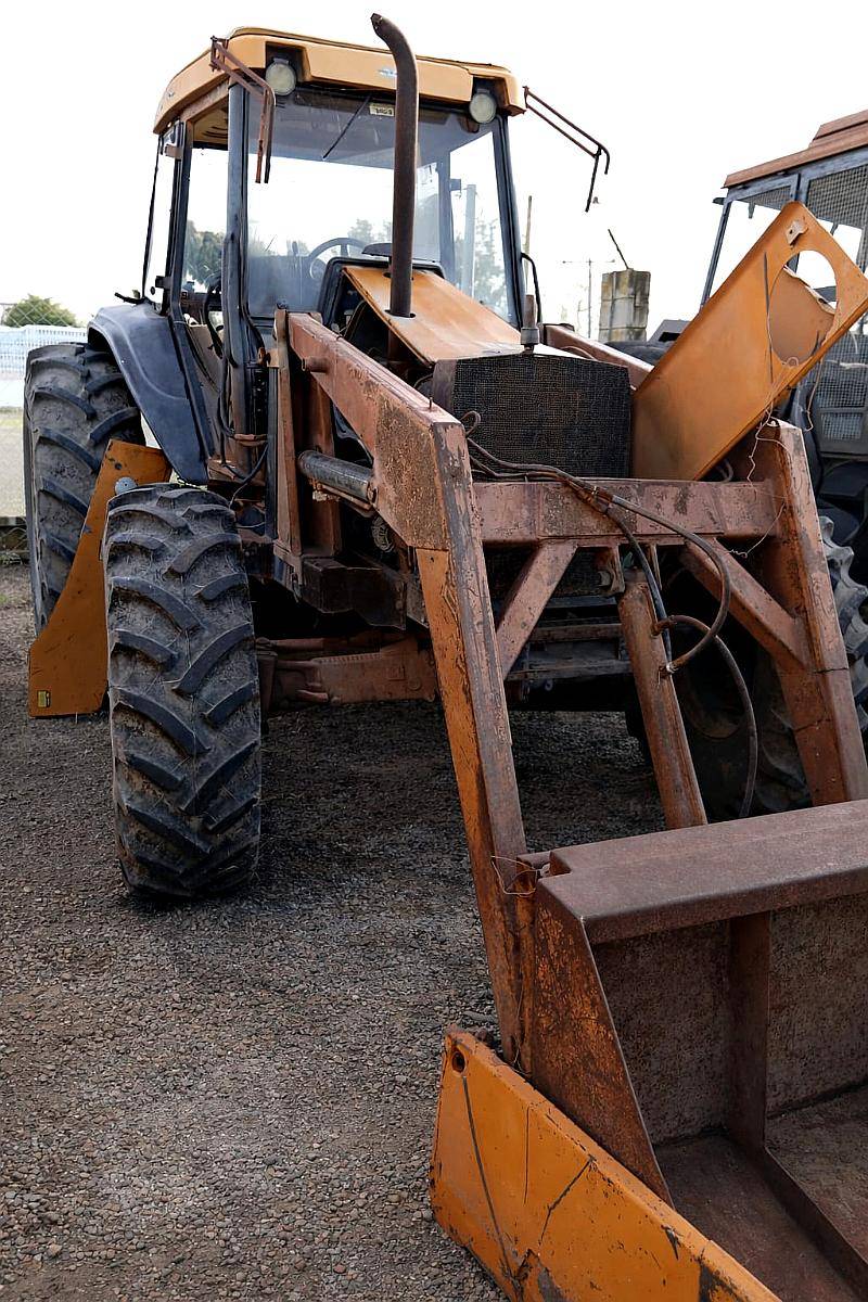 Tractor Valtra BM100 con Pala Cargadora,doble Tracción.