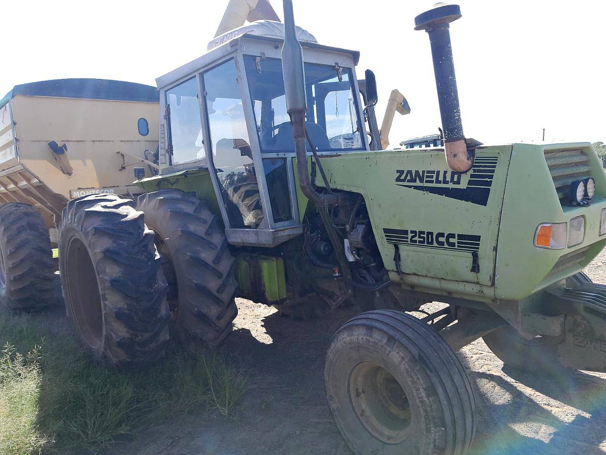 Tractor Zanello 250, año 2000, Motor Cummins, Rodado Dual Agroads