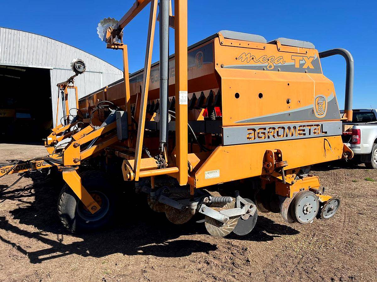 Sembradora Agrometal TX Mega 22 Surcos a 35- Neumática- DVA