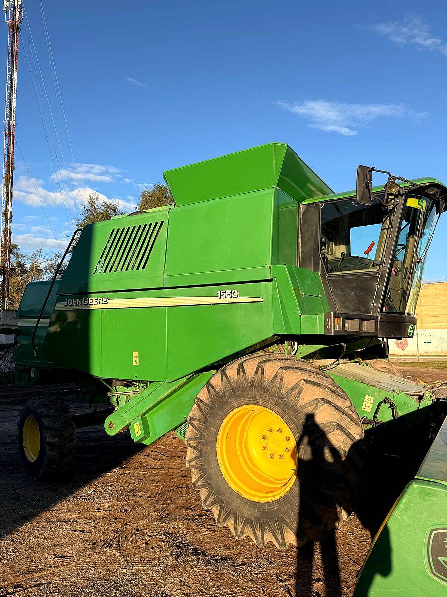 John Deere 1550. Horas Motor 8000.