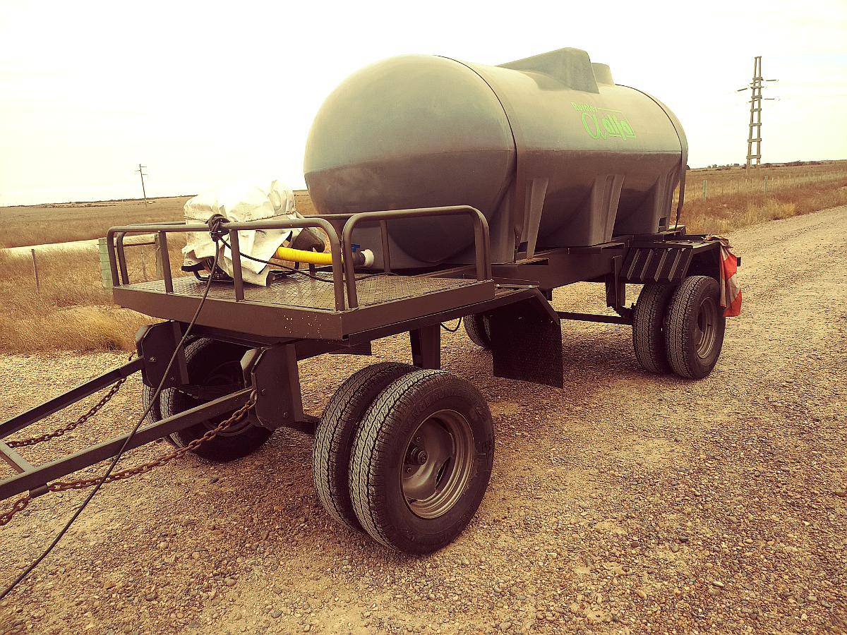 Acoplado Tanque de Agua 3400 Litros con Porta Latas