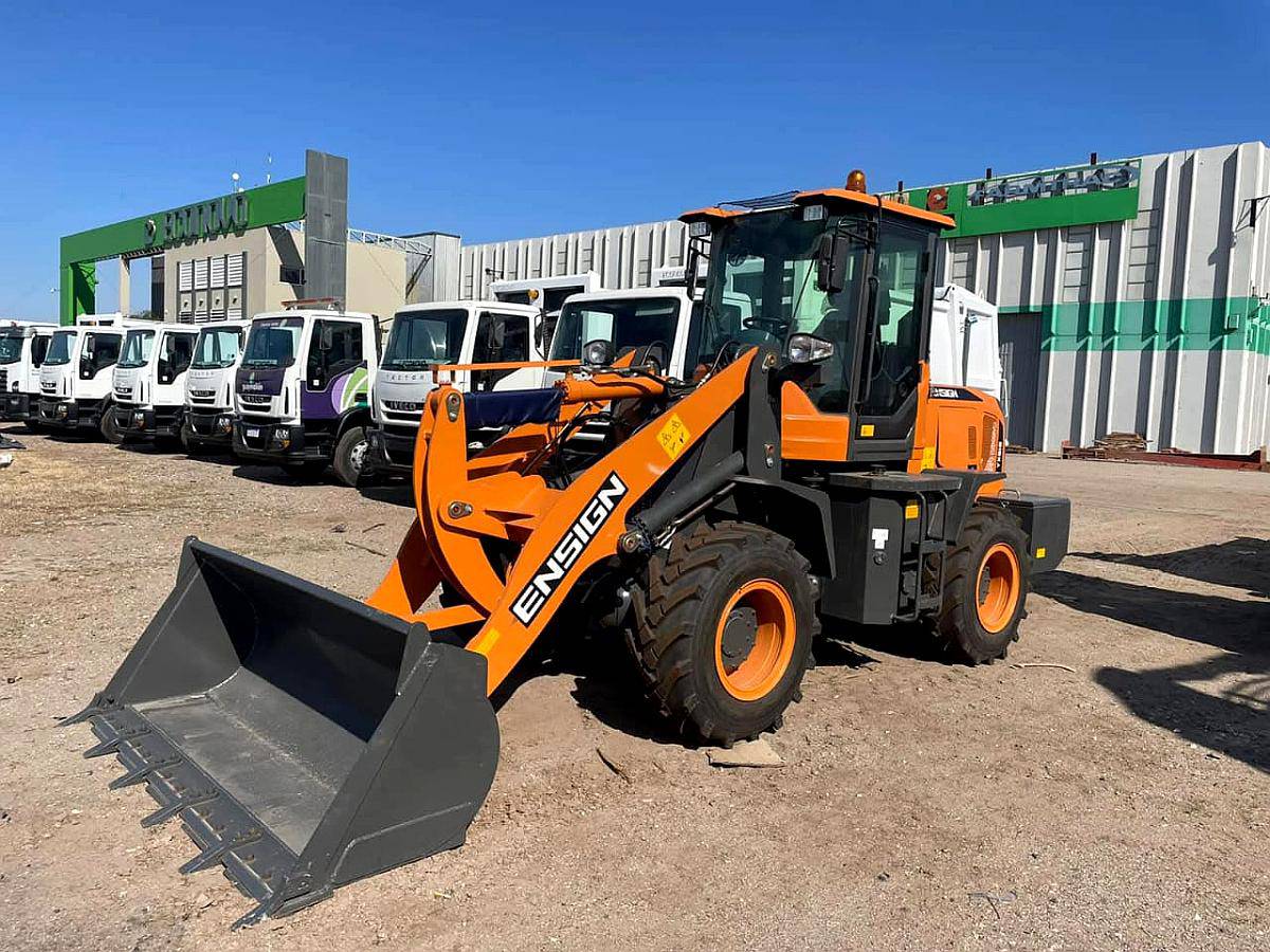 Palas Cargadoras Ensing X618 con Balde de 1 M3