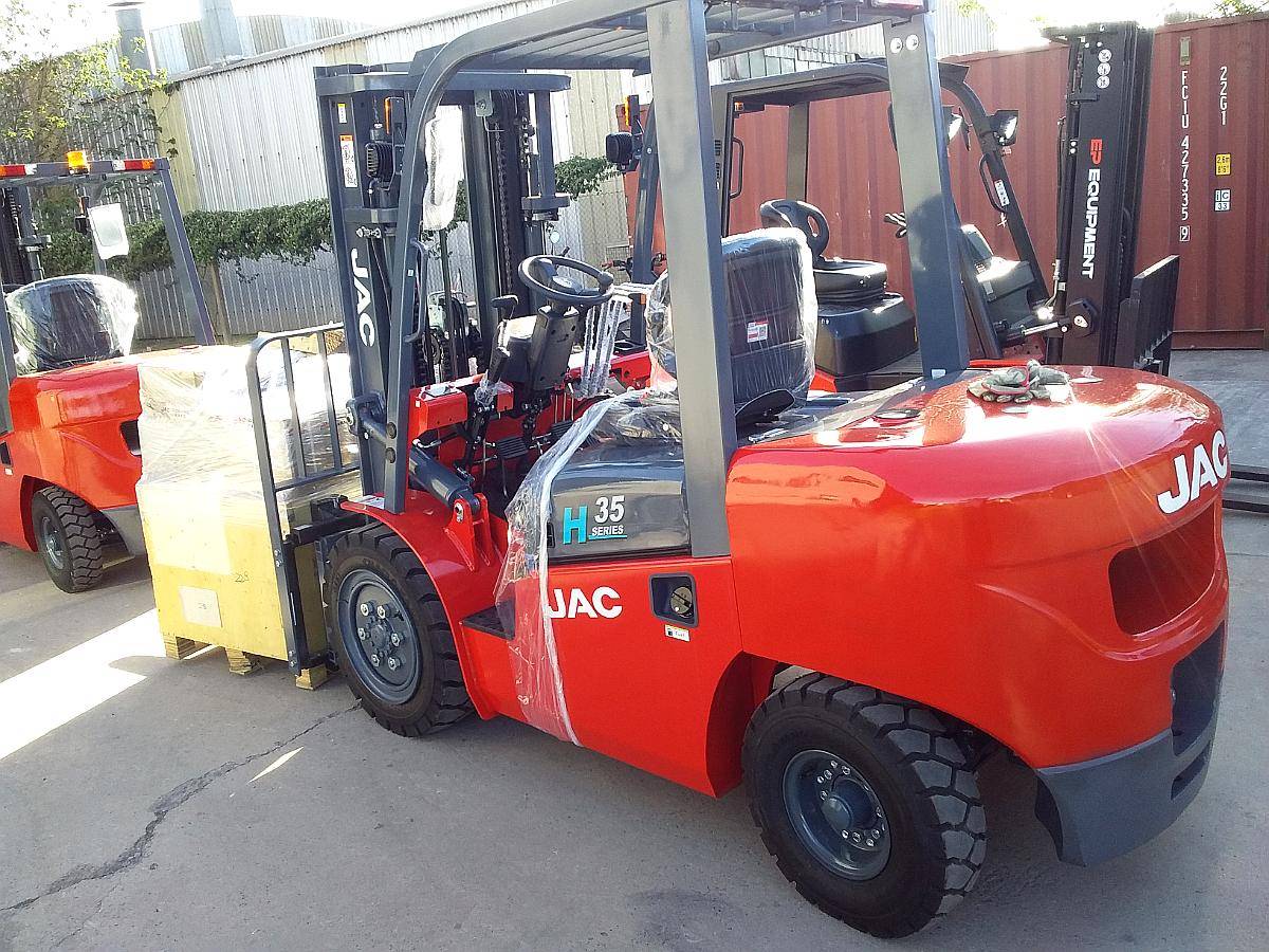 Autoelevador JAC 3,5 TN Motor Mitsubishi Diésel TT4500