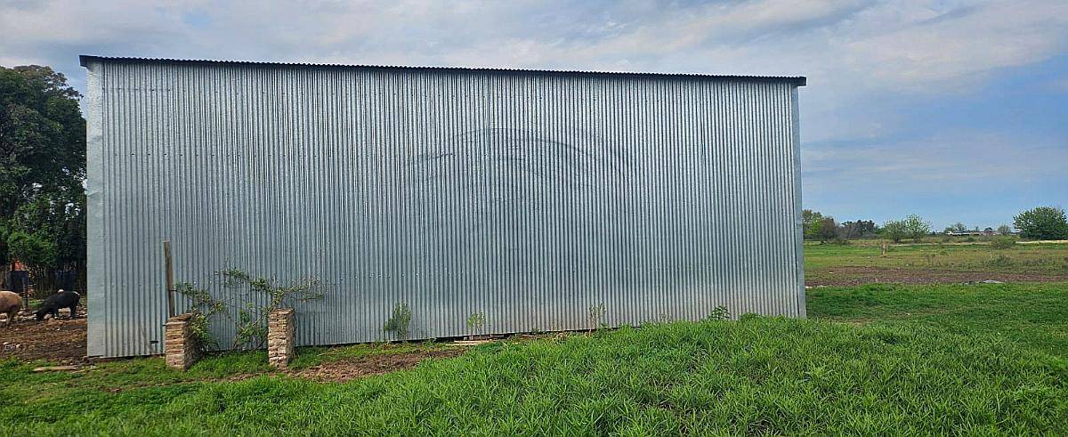 Galpón con Máquina para Fabricar Ladrillos