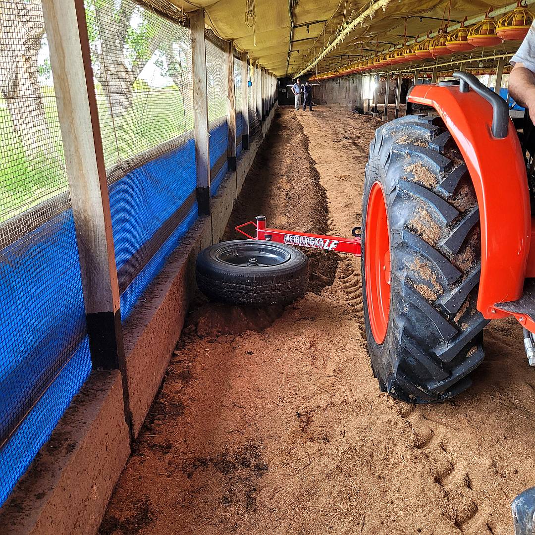 Cuchilla Niveladora LF P/ Limpieza de Galpón Avícola 3 en 1