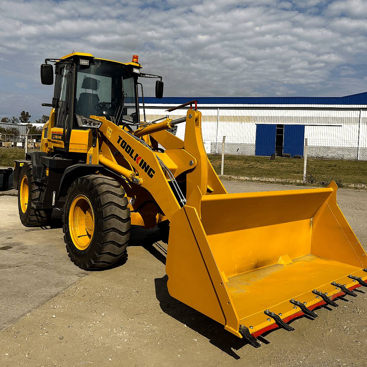 Pala Cargadora TK 938 - Peso OP: 5.500 Kg