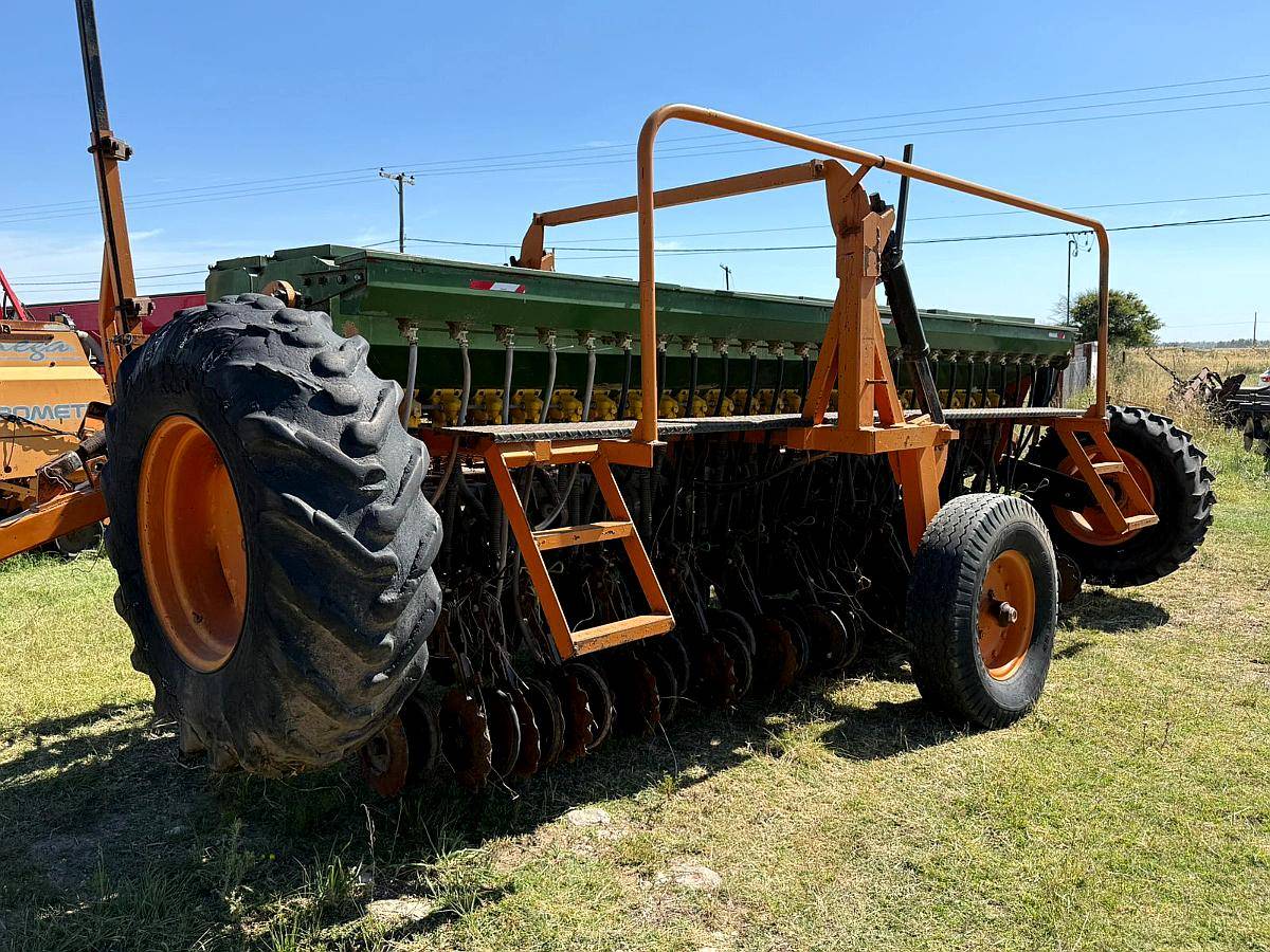 Sembradora Dumaire 600 de 25 a 17,5cm.