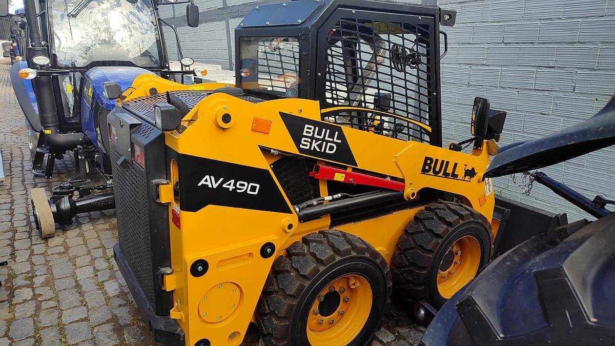 Minicargadora Bull - AV490 - Motor Kubota - Hidrostatico.