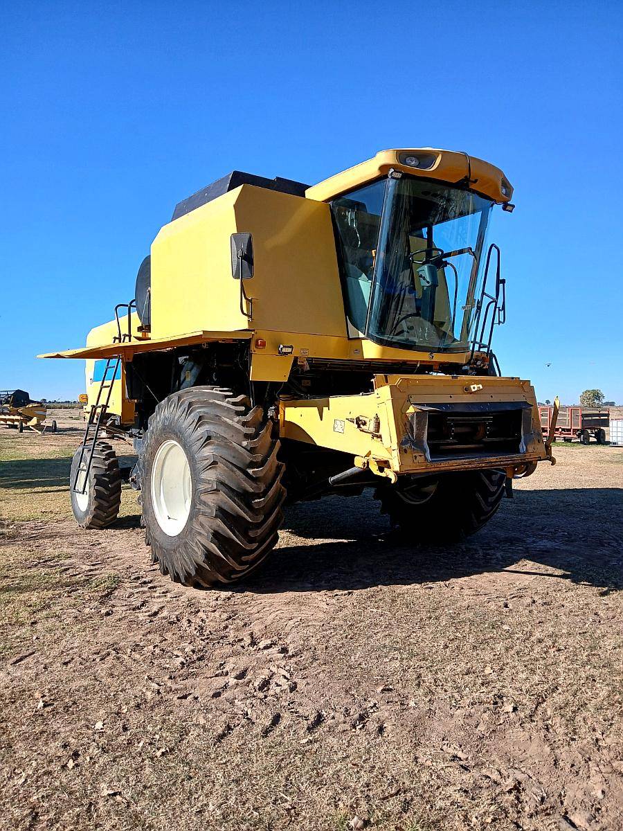 Cosechadora New Holland TC 5090–2008 con Cabezal