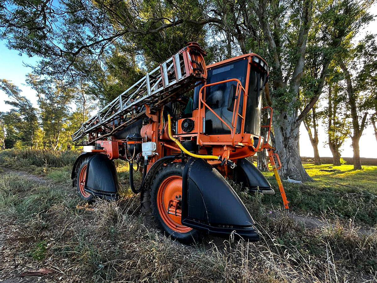 Pulverizadora Jacto 3000 - Trocha Variable - 25m - Piloto