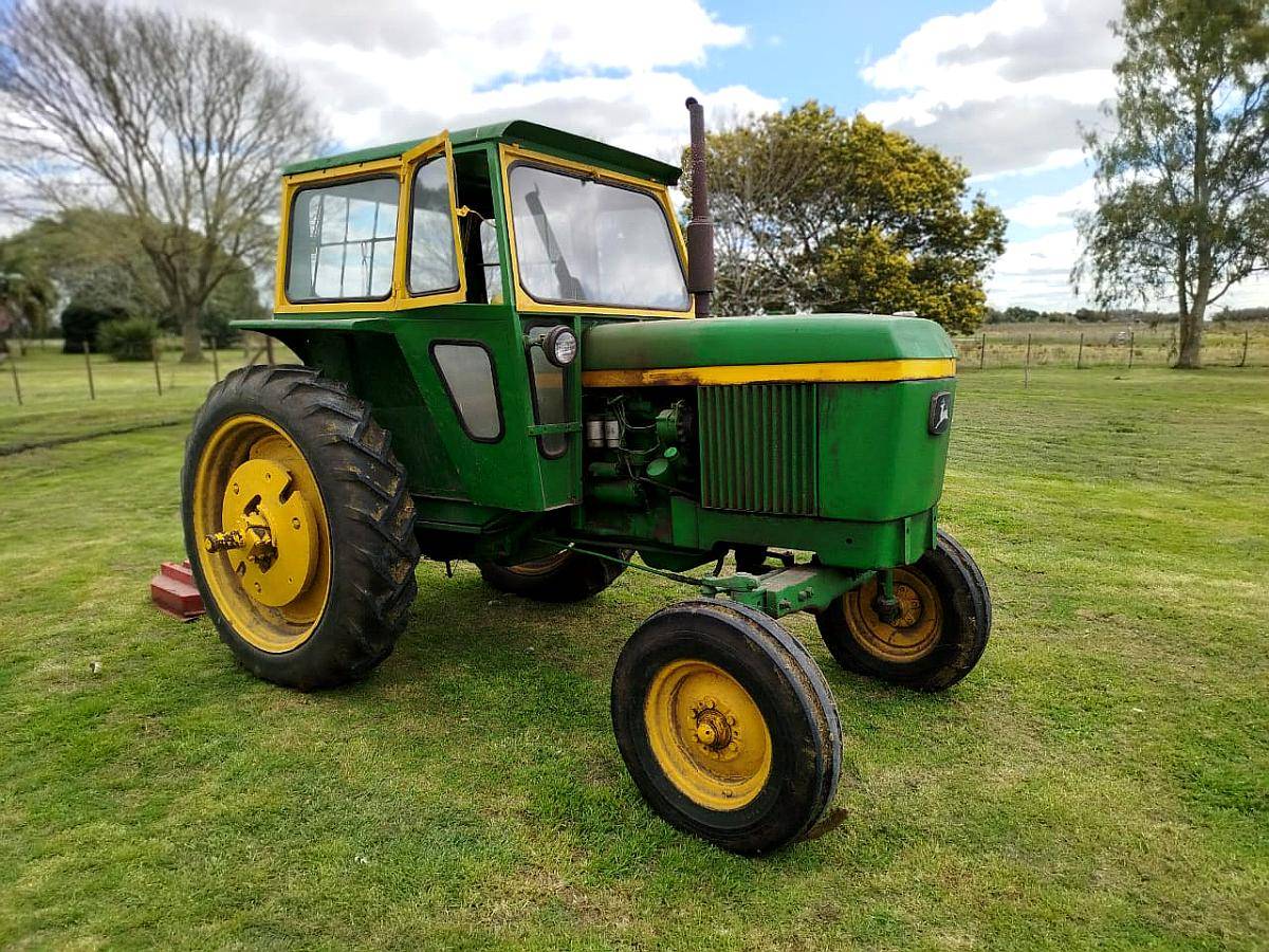 John Deere 2330 de 58 CV con Cortadora de Pasto