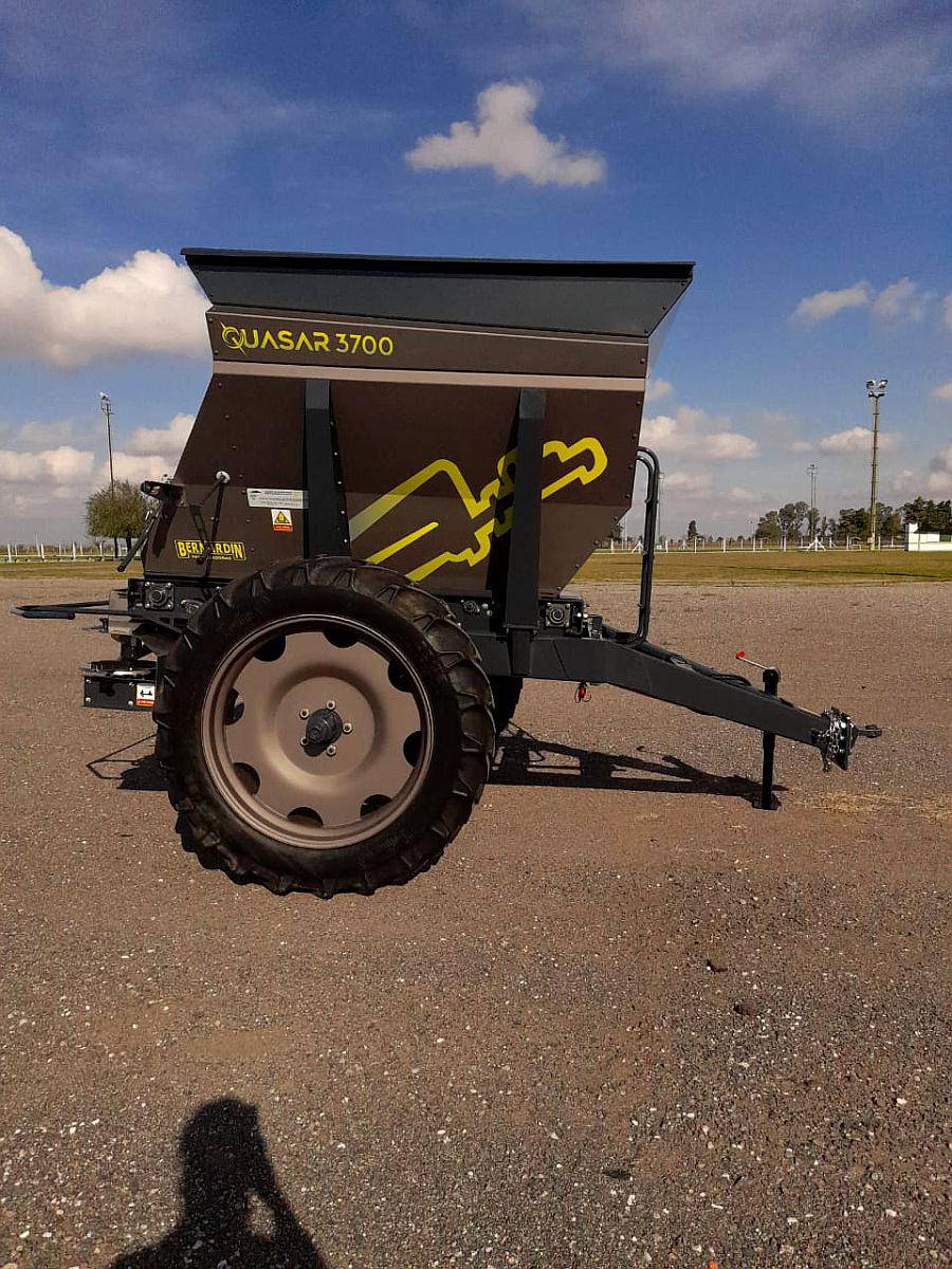 Fertilizadora de Arrastre 3700lt Quasar 3700 Bernardin