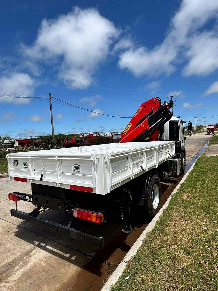 Carrocería Baranda Volcable + Grua Industrias JEP