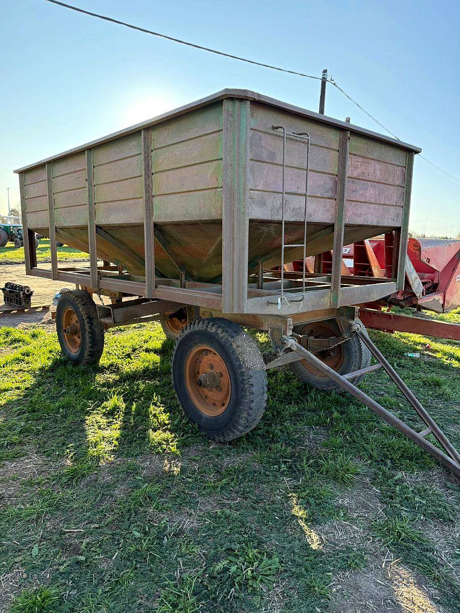 Tolva Semillera Marca Conese de 6tt con Llanta Sandwichs R20