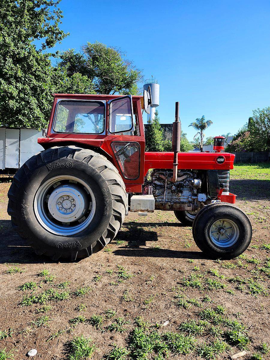 Massey Fergusson 1098 .