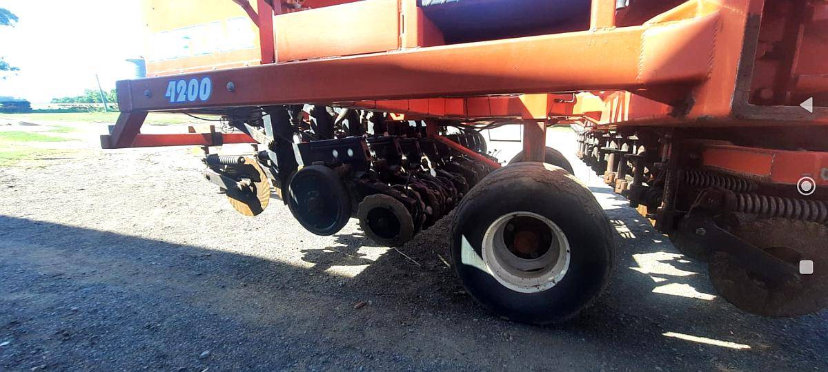 Sembradora Metar 4200 con Alfalfero