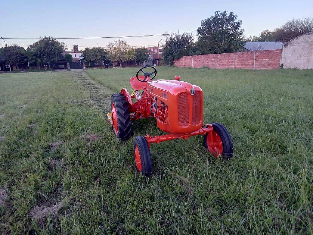 Vendo Tractor U25 Restaurado con Desmalezadora