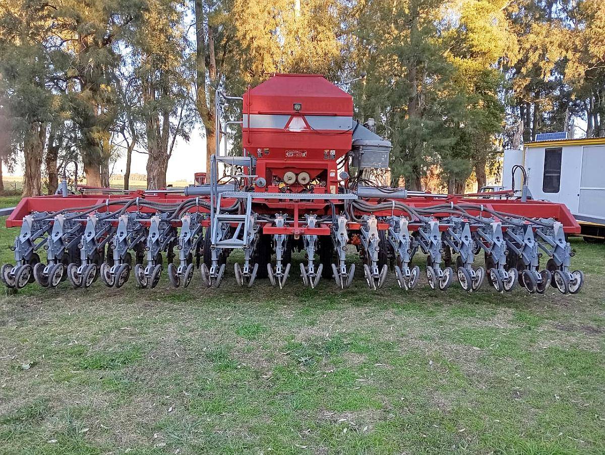 Sembradora Apache 18000. Usada