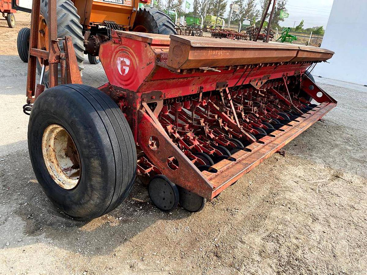 Sembradora Giorgi de 28 Lineas con Alfalfero