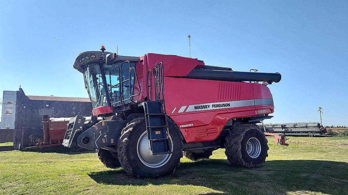 Cosechadora Massey Ferguson 9895 con Plataforma Draper de 45