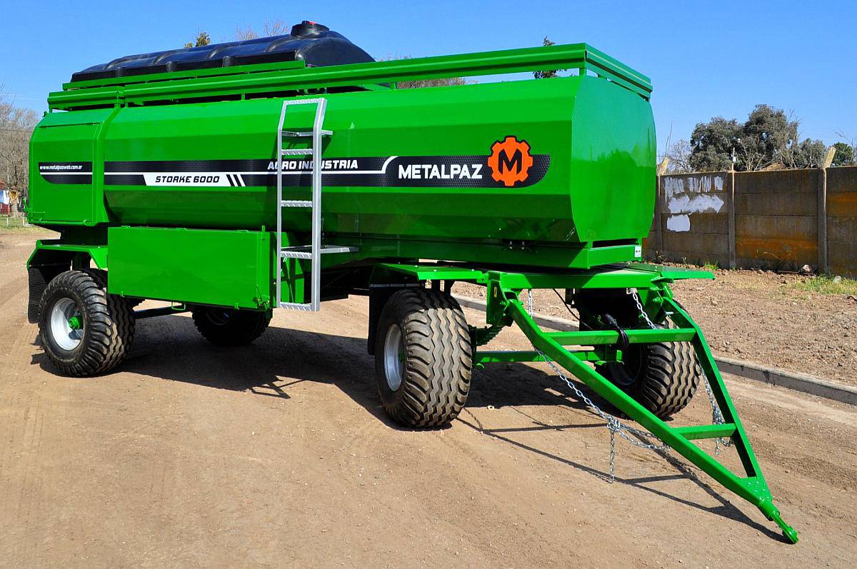 Tanque Combustible de 6000 Litros con Agua y Taller