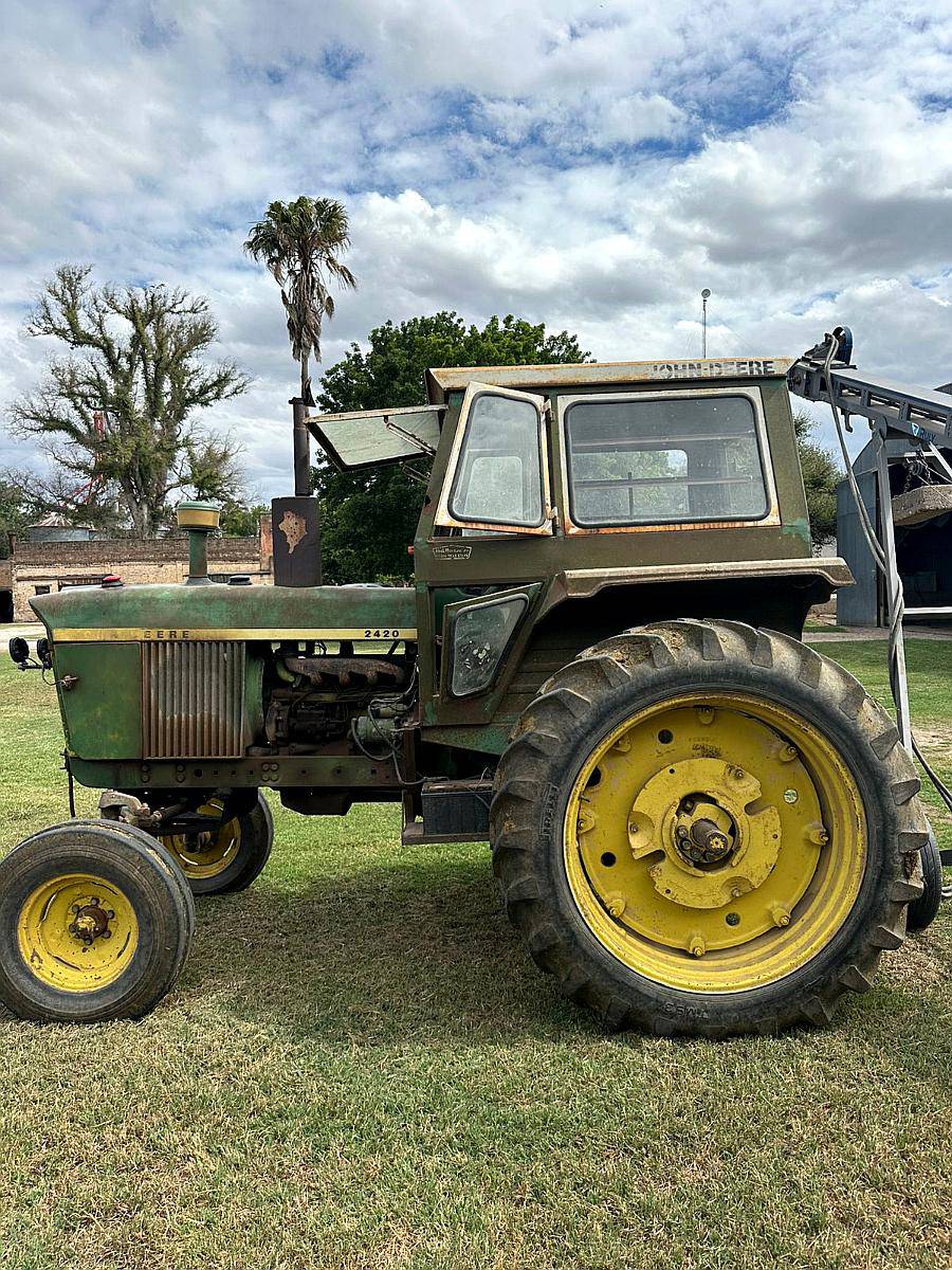 John Deere 2420 con Cabina
