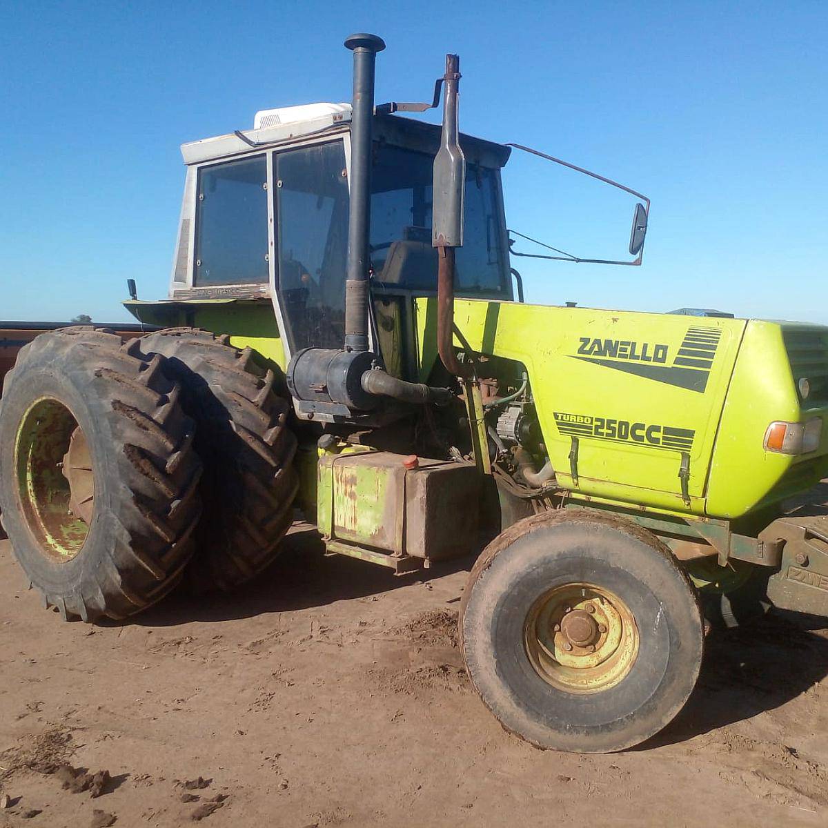 Tractor Zanello 250 CC. año 2000 160 HP.
